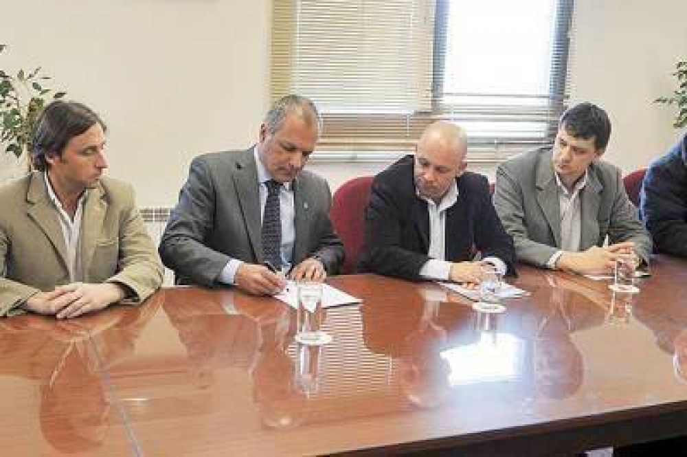 Buzzi inaugur� obras para optimizar el funcionamiento del puerto de Madryn