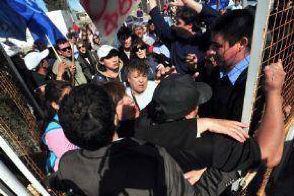 Un D�a De Furia En Madryn: Sastre Se Desmarc� De Buzzi