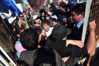 Un D�a De Furia En Madryn: Sastre Se Desmarc� De Buzzi