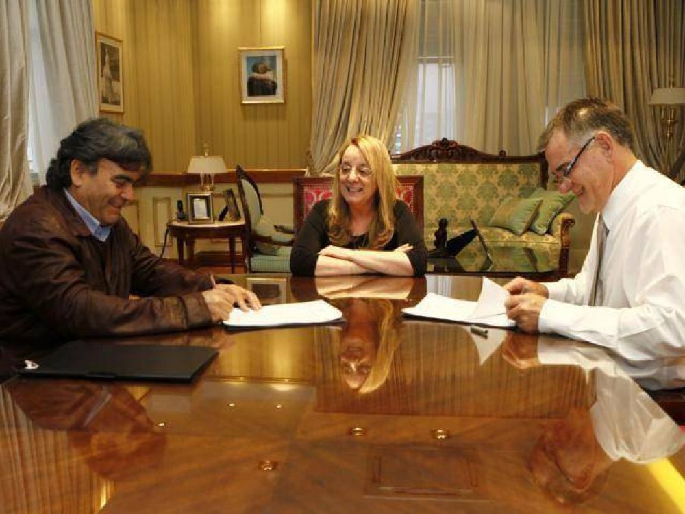Firman convenio de cooperaci�n