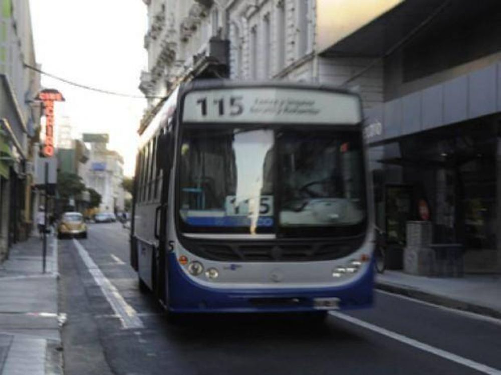 No circulan �mnibus de la l�nea 115 por la agresi�n a pu�aladas que sufri� un colectivero