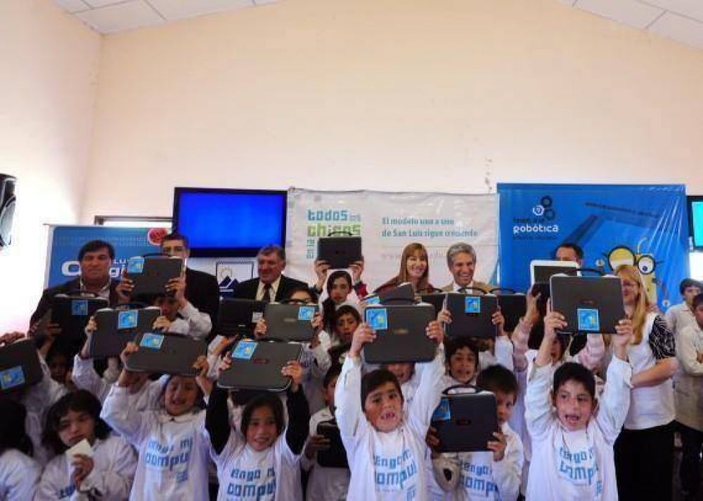 El Gobernador entreg� la computadora 64.000 en el departamento Belgrano