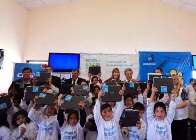 El Gobernador entreg� la computadora 64.000 en el departamento Belgrano