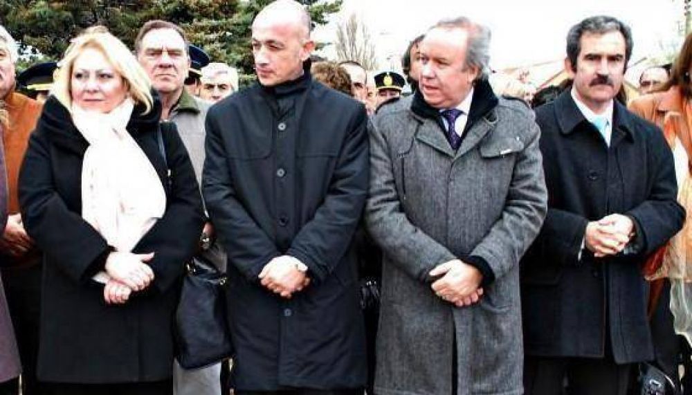 Peralta dijo que Santa Cruz no pone topes a los salarios ni transfiere la Caja de Previsi�n Social