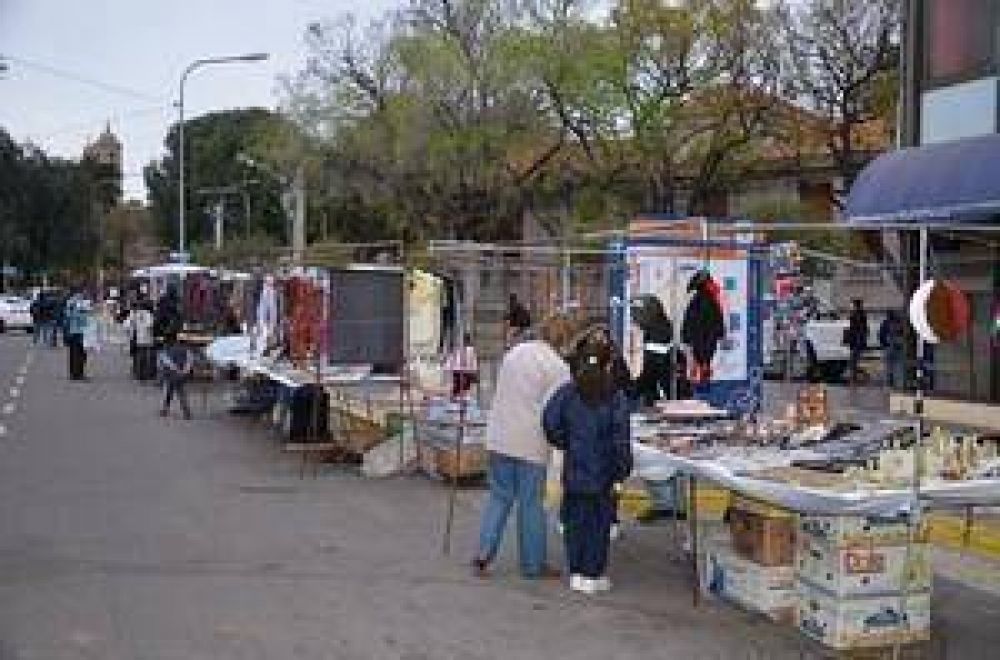 Paseo del Padre: los feriantes comenzaron a trabajar normalmente en la Illia