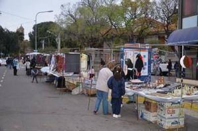 Paseo del Padre: los feriantes comenzaron a trabajar normalmente en la Illia