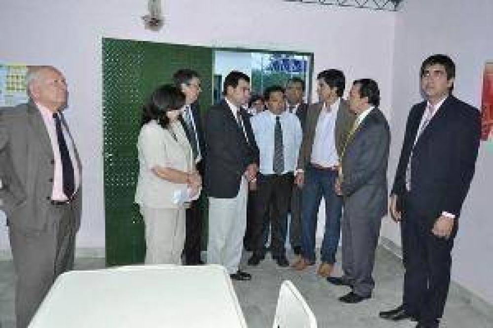 El gobierno inaugur� l�nea el�ctrica y una obra escolar en el departamento Jim�nez