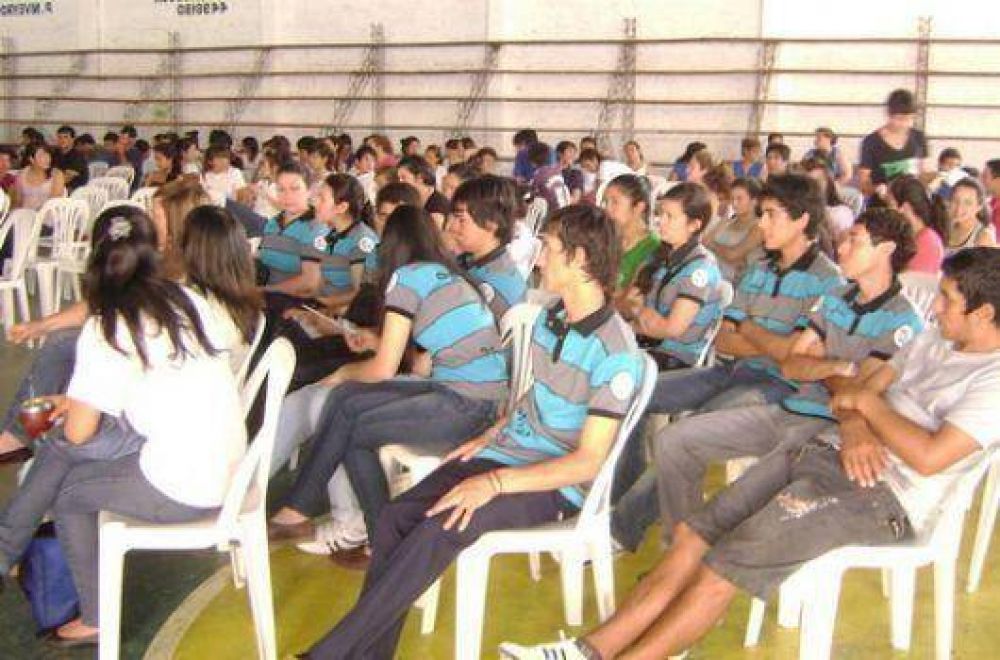 J�venes recibieron orientaci�n para el futuro laboral