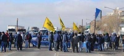 Santa Cruz: estatales cortaron rutas para reclamar a Peralta el pago de sueldos
