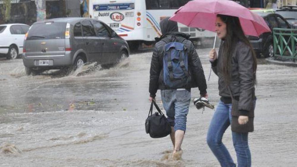 Sin desag�es, las calles se transformaron en r�os