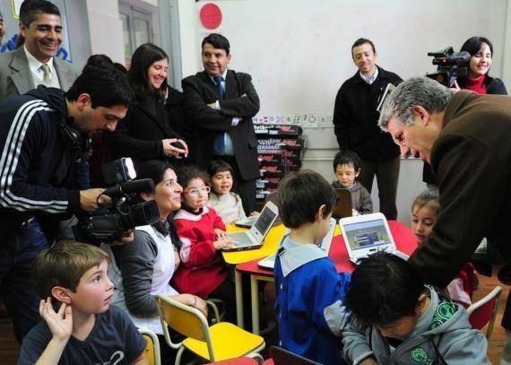 Escuela P�blicas Digitales: el Gobernador recorri� las instituciones de la ciudad de San Luis