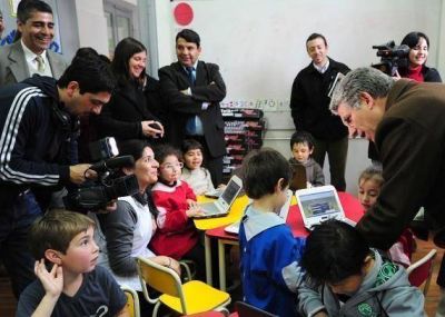 Escuela P�blicas Digitales: el Gobernador recorri� las instituciones de la ciudad de San Luis