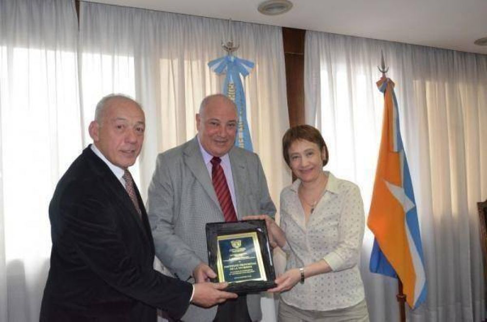 La Gobernadora R�os entreg� reconocimiento al IPV por sus 35 a�os de trayectoria
