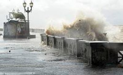 La sudestada ya afecta a 10 municipios y rige alerta por fuertes vientos