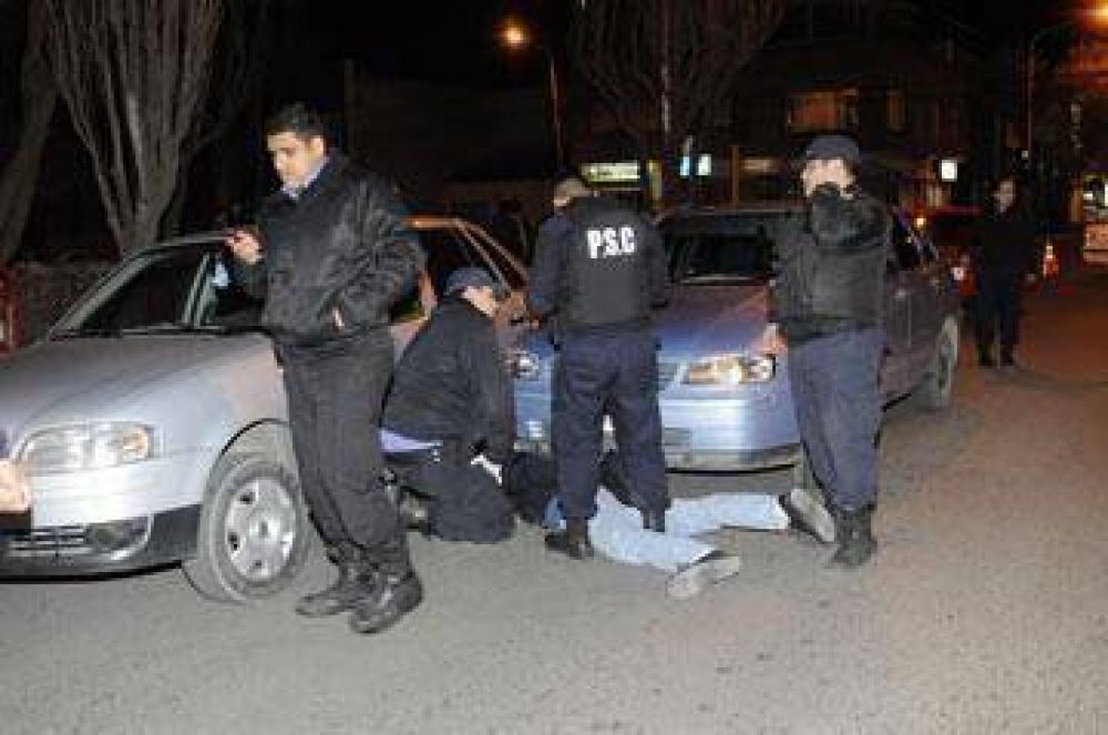 Cinematogr�fica persecuci�n, atropell� a un polic�a y huy�