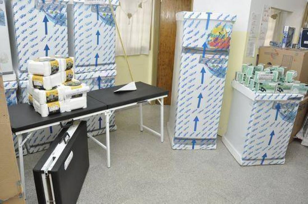 Plan Nacer: La Intendente Giroldi entreg� equipamiento m�dico y un nuevo m�vil para los CAPS