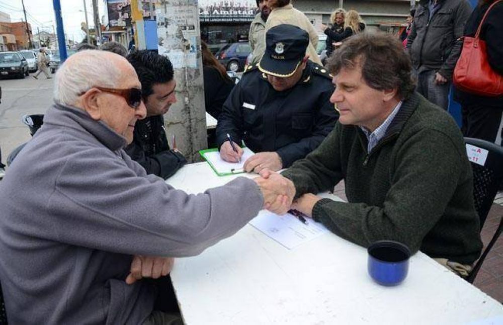 Pulti y su gabinete por barrio Peralta Ramos