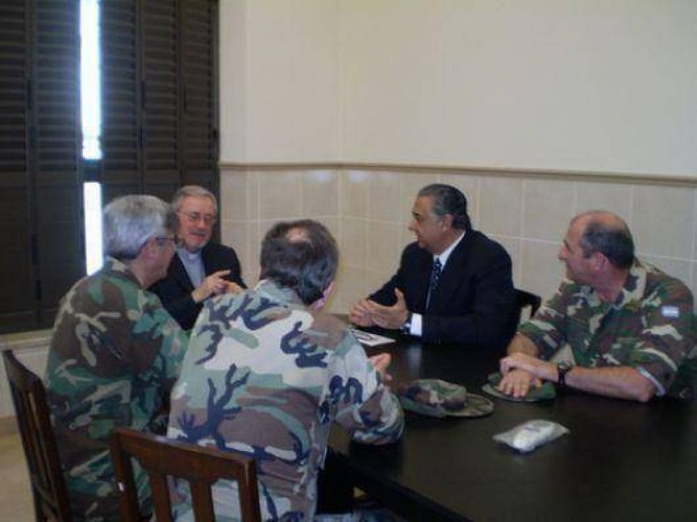 Pedro Cassani y representantes del Ej�rcito, con Stanovnik