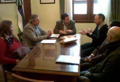 A d�as de cumplir su centenario, Weretilneck entrega aporte para arreglos en la Catedral de Viedma