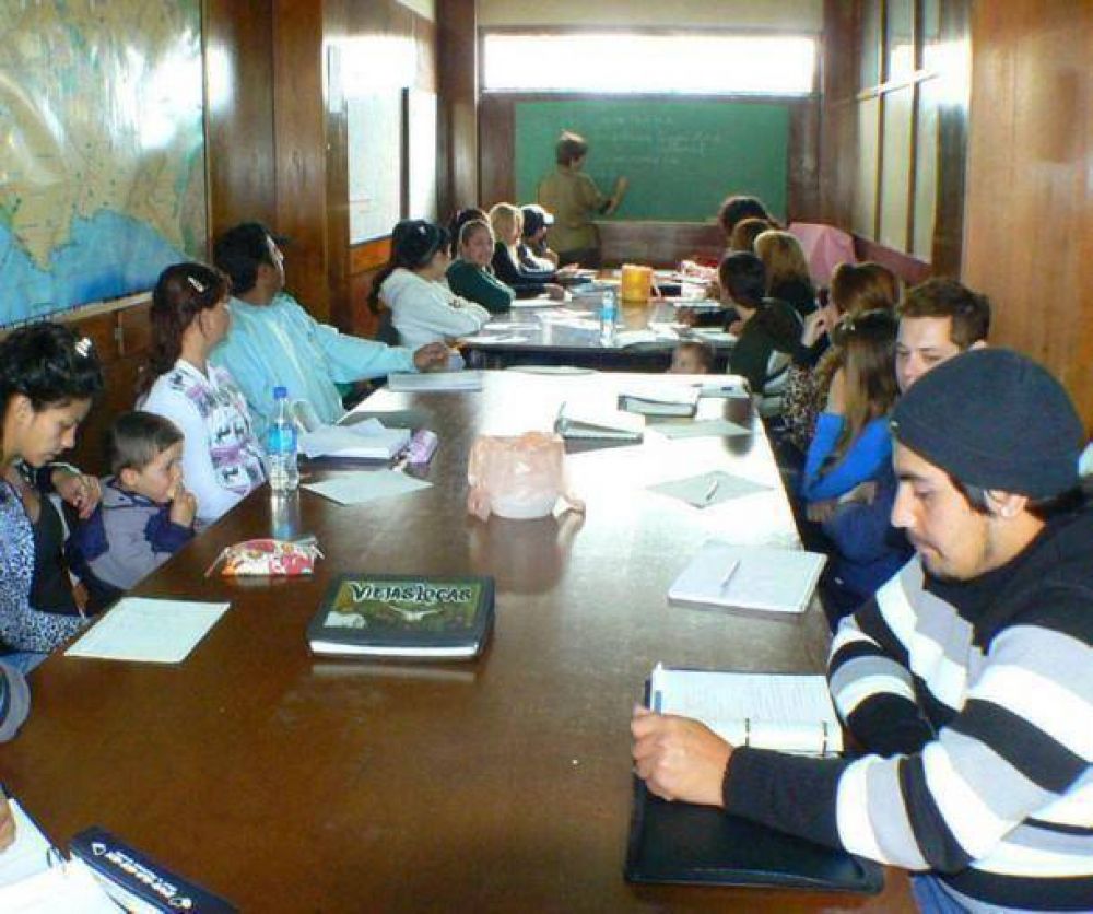 Denuncian que la Provincia no paga sueldos a docentes del Plan Fines desde abril