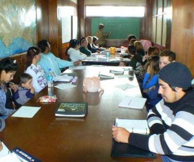 Denuncian que la Provincia no paga sueldos a docentes del Plan Fines desde abril
