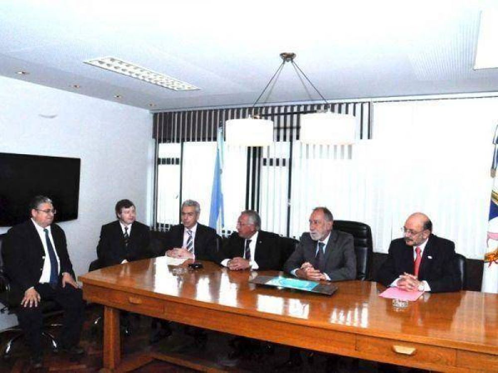  Para Fellner el problema de los lotes y de la necesidad de tierras en Jujuy �si bien no est� solucionado, est� perfectamente encaminado�