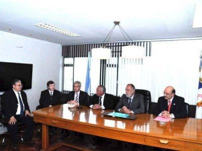  Para Fellner el problema de los lotes y de la necesidad de tierras en Jujuy �si bien no est� solucionado, est� perfectamente encaminado�