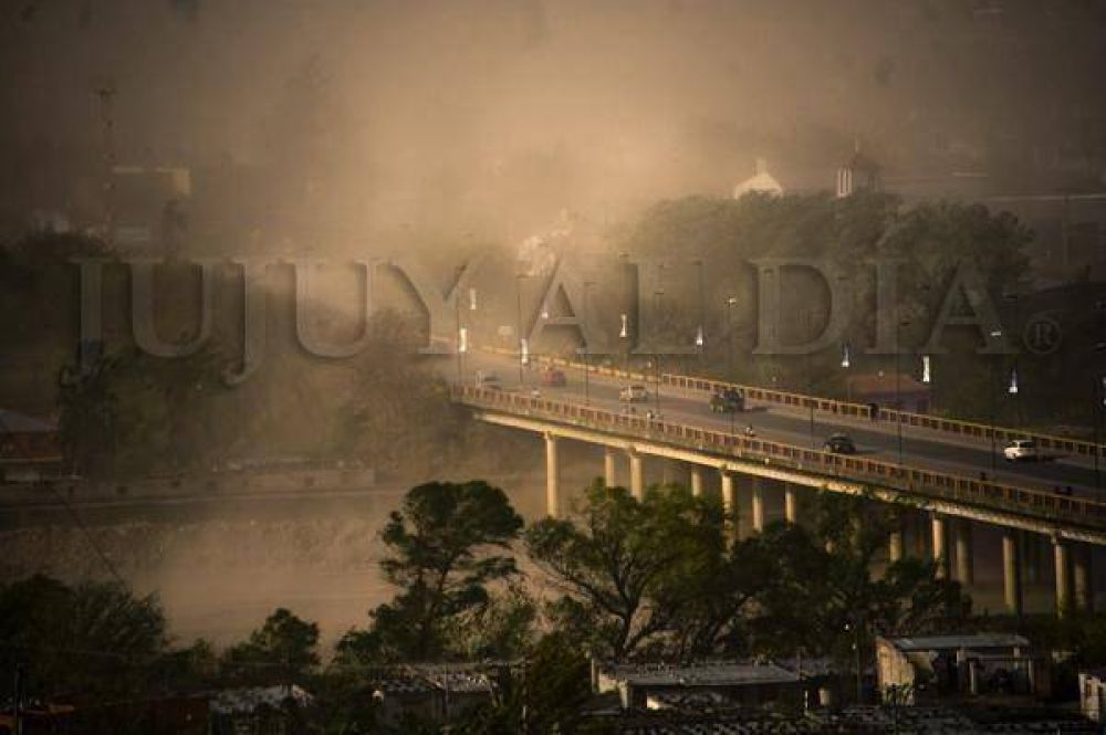  A ra�z del fuerte temporal de viento en Jujuy: evacuan a familias por incendio en Forestal