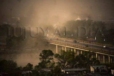 A ra�z del fuerte temporal de viento en Jujuy: evacuan a familias por incendio en Forestal