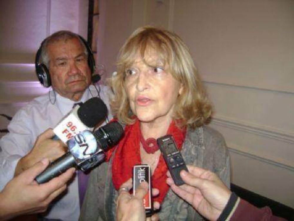 Adriana Puigr�ss visit� Ensenada: �Secco entiende perfectamente el proyecto kirchnerista�