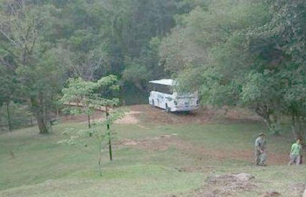Colectivo sin frenos y con 40 alumnos termin� al borde del Salto Encantado 