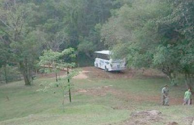 Colectivo sin frenos y con 40 alumnos termin� al borde del Salto Encantado 