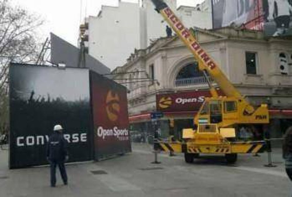 Quitan carteles de una tradicional esquina de la ciudad