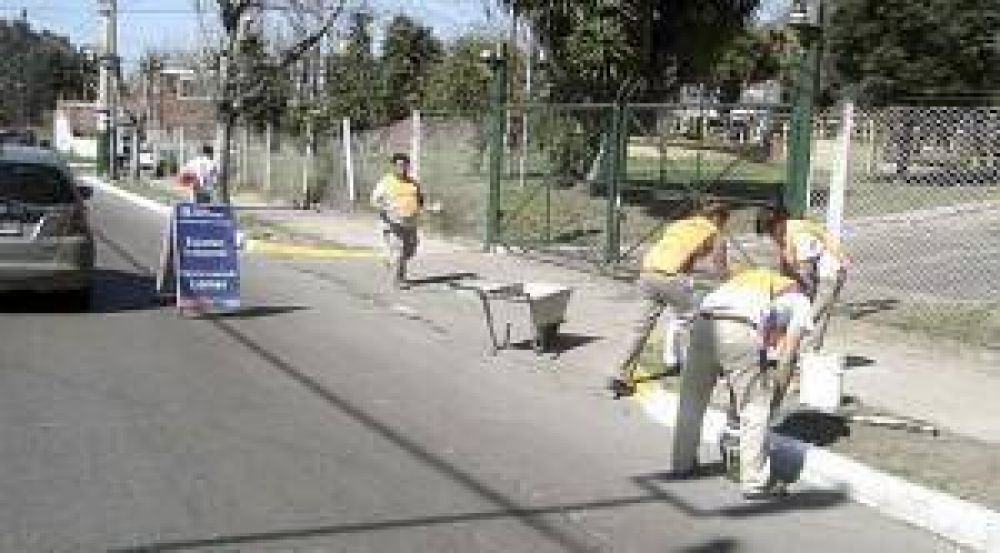 Limpian y arreglan calles en Parque Bar�n y Centenario