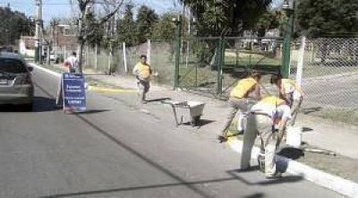 Limpian y arreglan calles en Parque Bar�n y Centenario