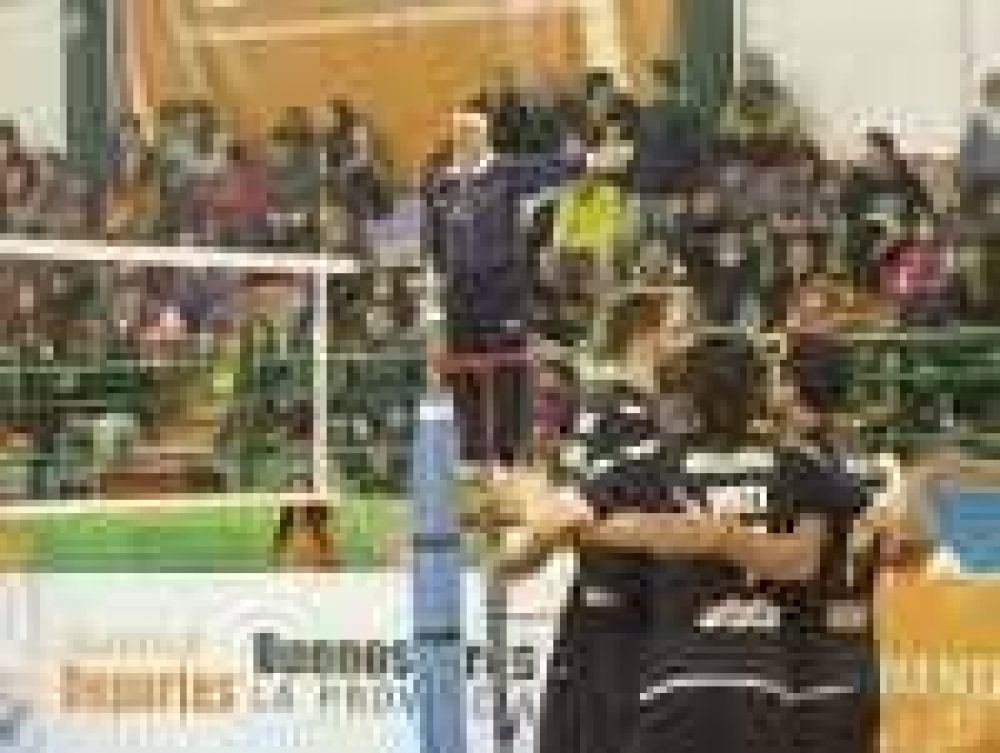 V World Challenge: BAU gan� en su debut