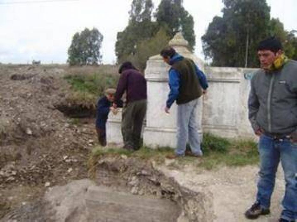 Reclamo p�blico de un grupo de vecinos por zanjeo municipal