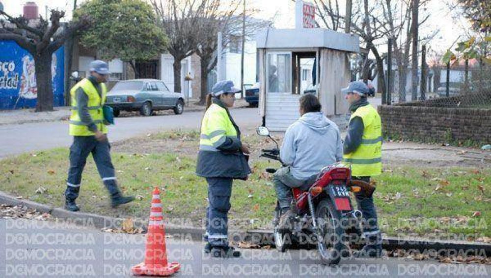 Acusan al municipio de no controlar las �picadas� de motos y otras infracciones