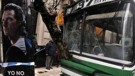 Un colectivo chocó contra un árbol: cinco heridos