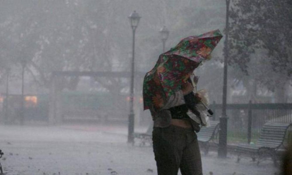 Alerta roja, anegamiento de calles y evacuaciones en Uruguay por los fuertes vientos