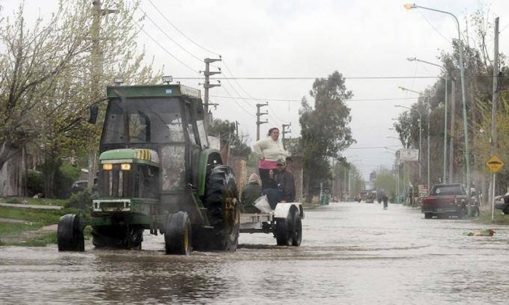 Quedan 26 evacuados y barrios anegados en algunos partidos bonaerenses por la tormenta