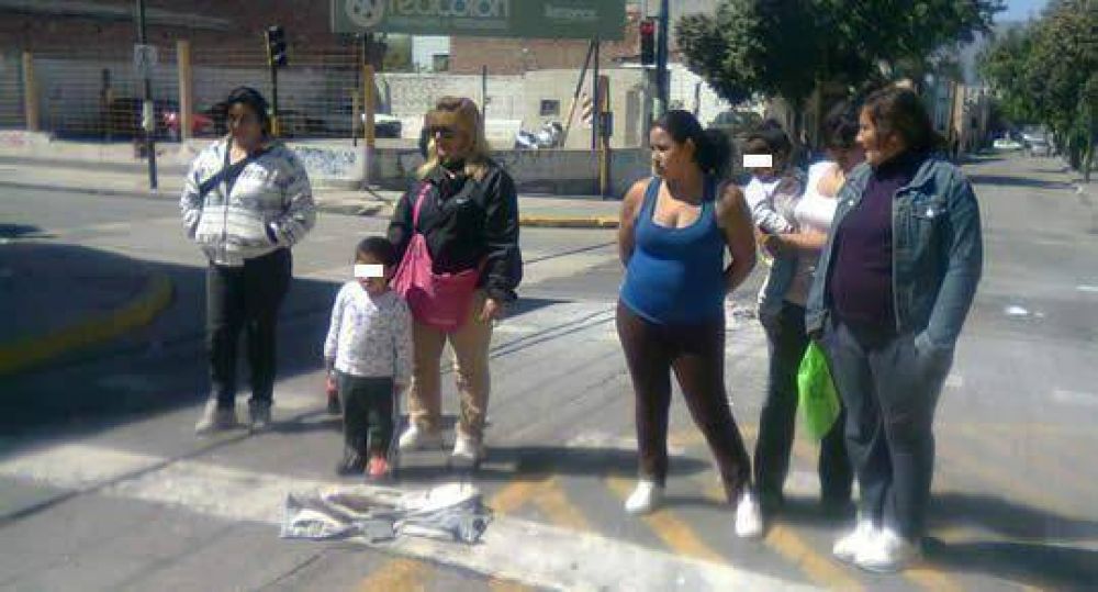 Dicen que en Desarrollo Social les piden que vivan con un bols�n de comida 6 meses