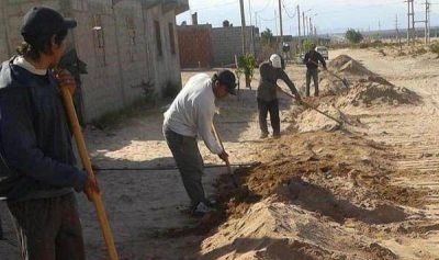 Contin�a coloc�ndose red de agua en barrio universitario