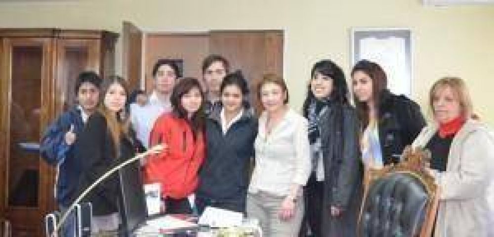 La Gobernadora R�os recibi� a alumnos del colegio Jos� Mar�a Sobral