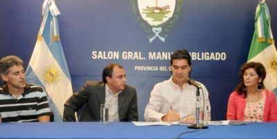Firmaron el convenio para realizar obras en el Club Chaco For Ever