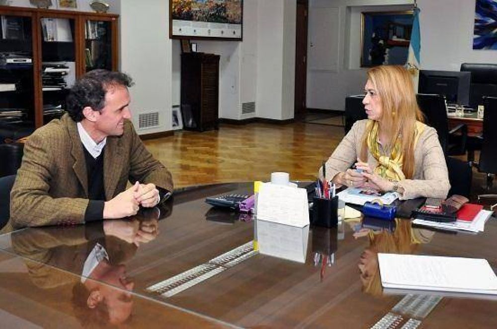 Gabriel Katopodis se reuni� con la Ministra de Industria D�bora Giorgi