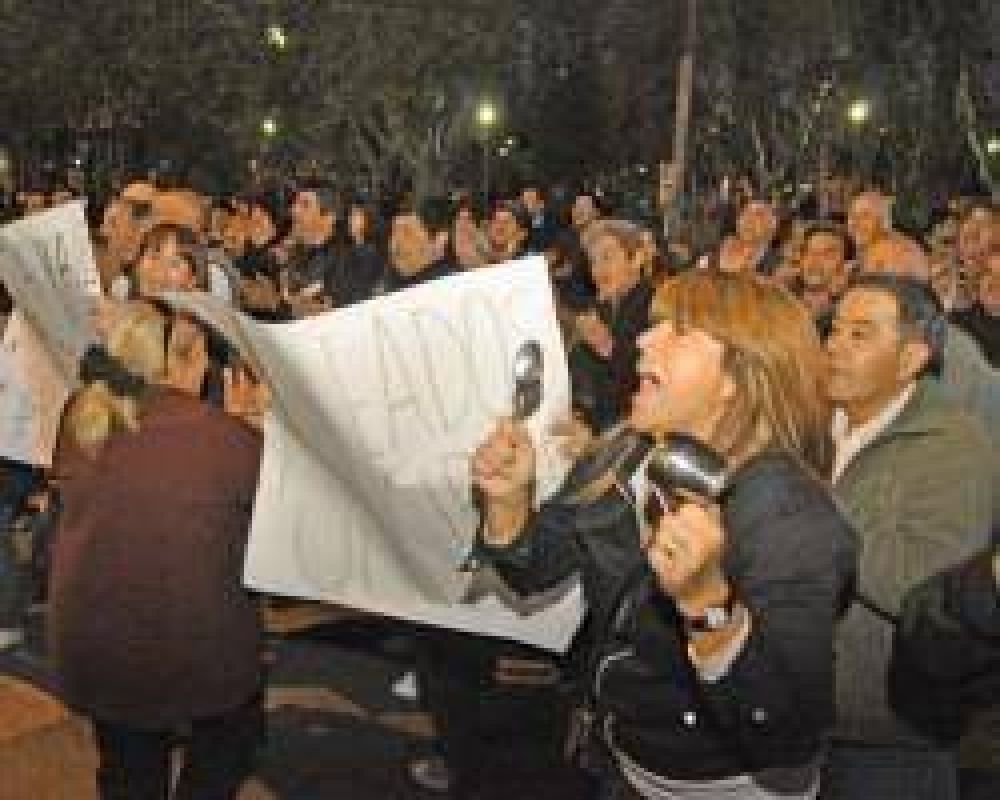 Las protestas coparon los festejos por el 70� aniversario de Rivadavia