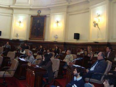Concejo Deliberante: Entre homenajes y menciones, la distancia de los comercios encendi� la pol�mica