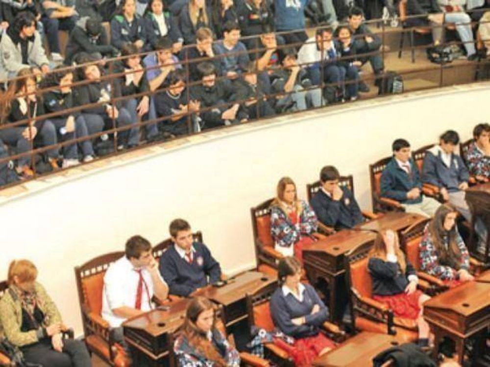 Los j�venes fueron al Concejo a debatir el voto a los 16 a�os