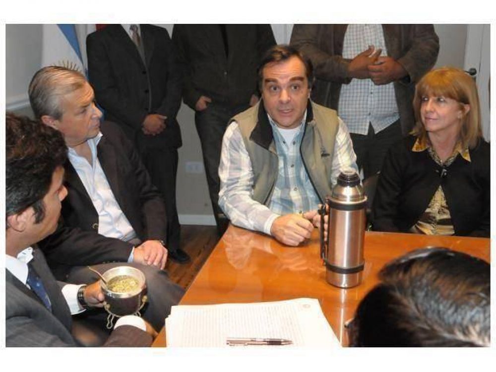 El gobierno provincial y gremios docentes acordaron construir 1.000 viviendas 